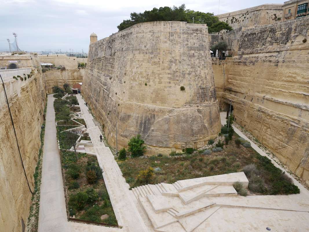 Valletta - obranná priekopa pred mestskými múrmi