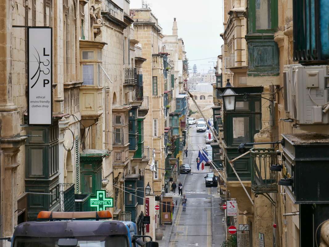 Valletta - ulička kolmá na ulicu Republiky, smer na Sliemu