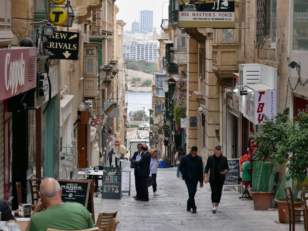 Valletta - ulička kolmá na ulicu Republiky, smer na Sliemu