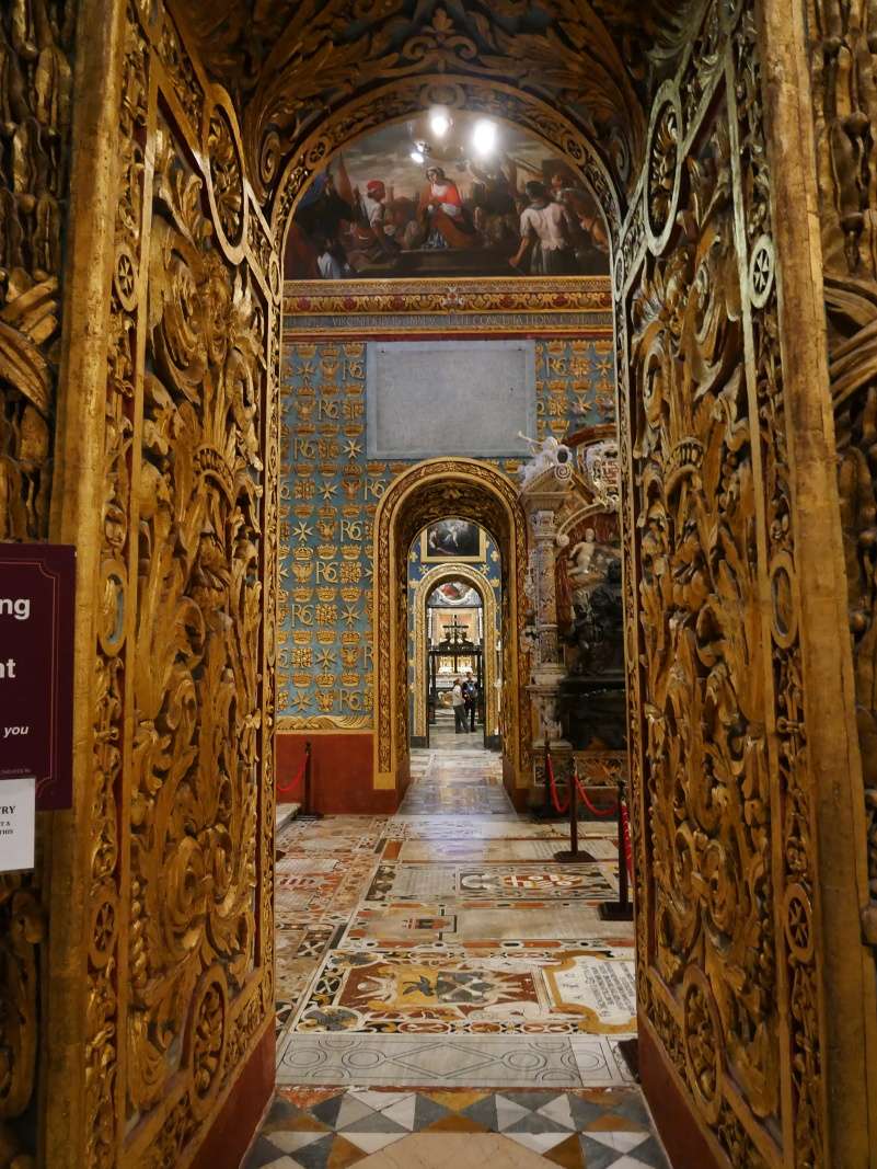 Konkatedrála sv. Jána - pohľad od vstupu, cez kaplnky až ku krypte
