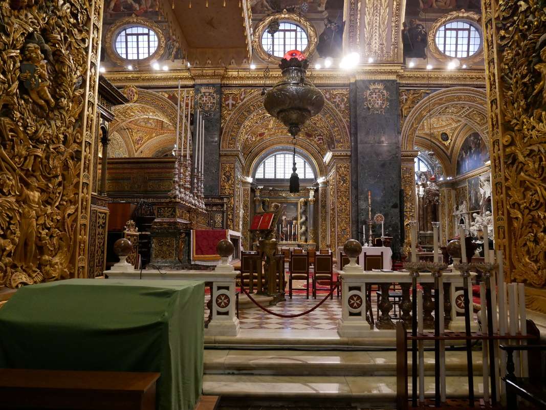 Konkatedrála sv. Jána - pohľad k hl. oltáru z Francúzskej kaplnky