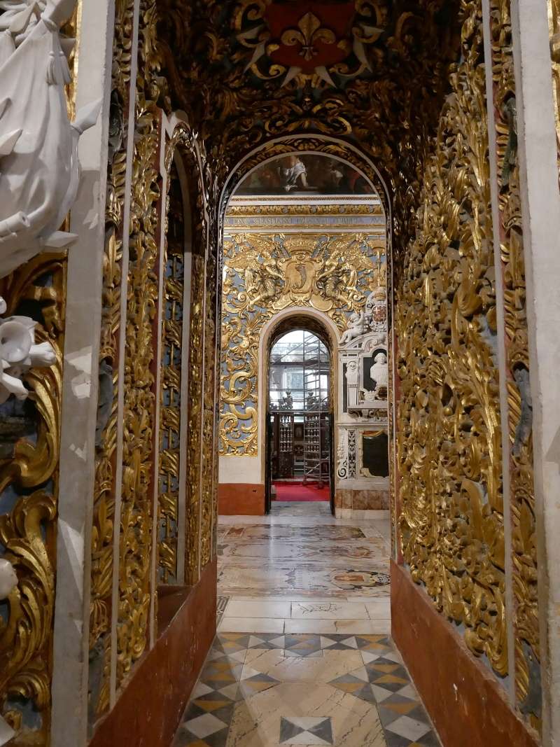 Konkatedrála sv. Jána - pohľad k neprístupným kaplnkám vpravo od hl. oltára