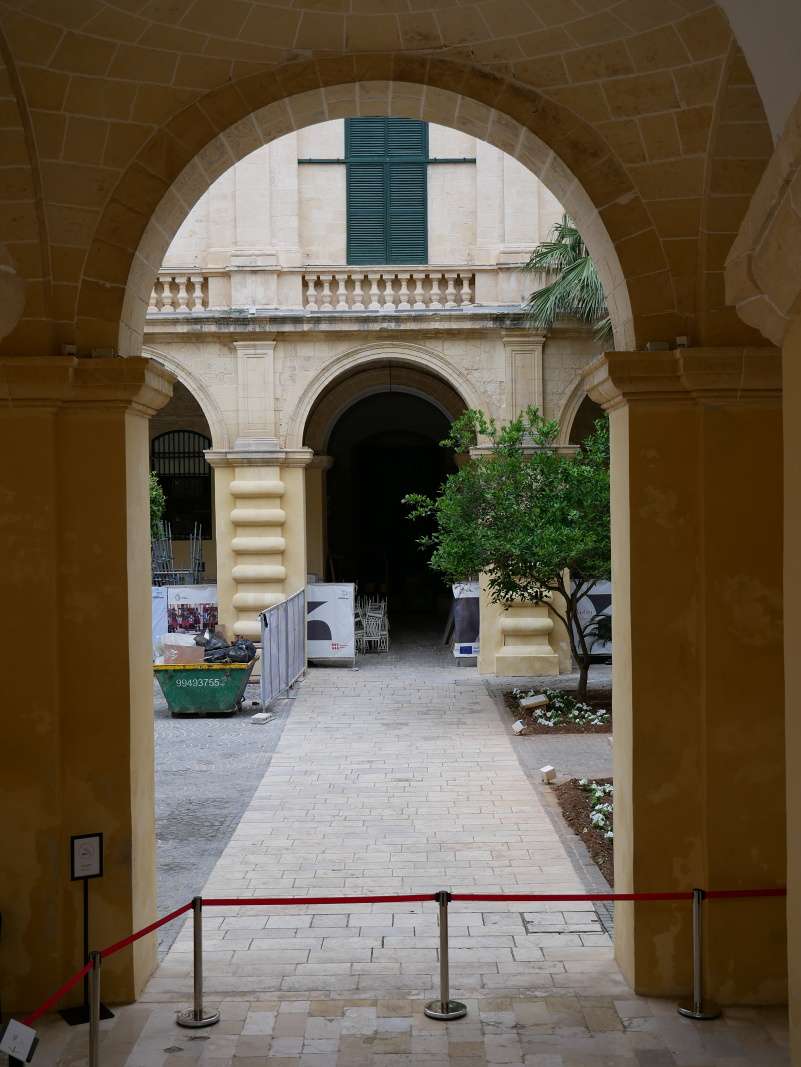 Veľmajsterský palác - prechádzame na druhé nádvorie