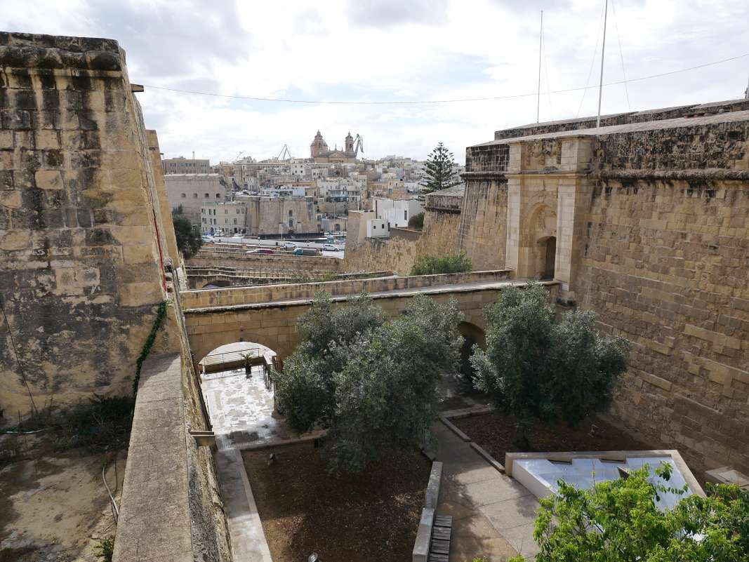 Vstupujeme do Birgu(Vittoriosa) - výhľad na Senglea(L-Isla)