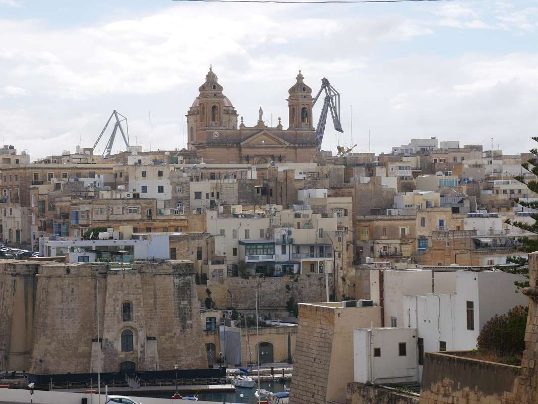 Vstupujeme do Birgu(Vittoriosa) - výhľad na Senglea(L-Isla)