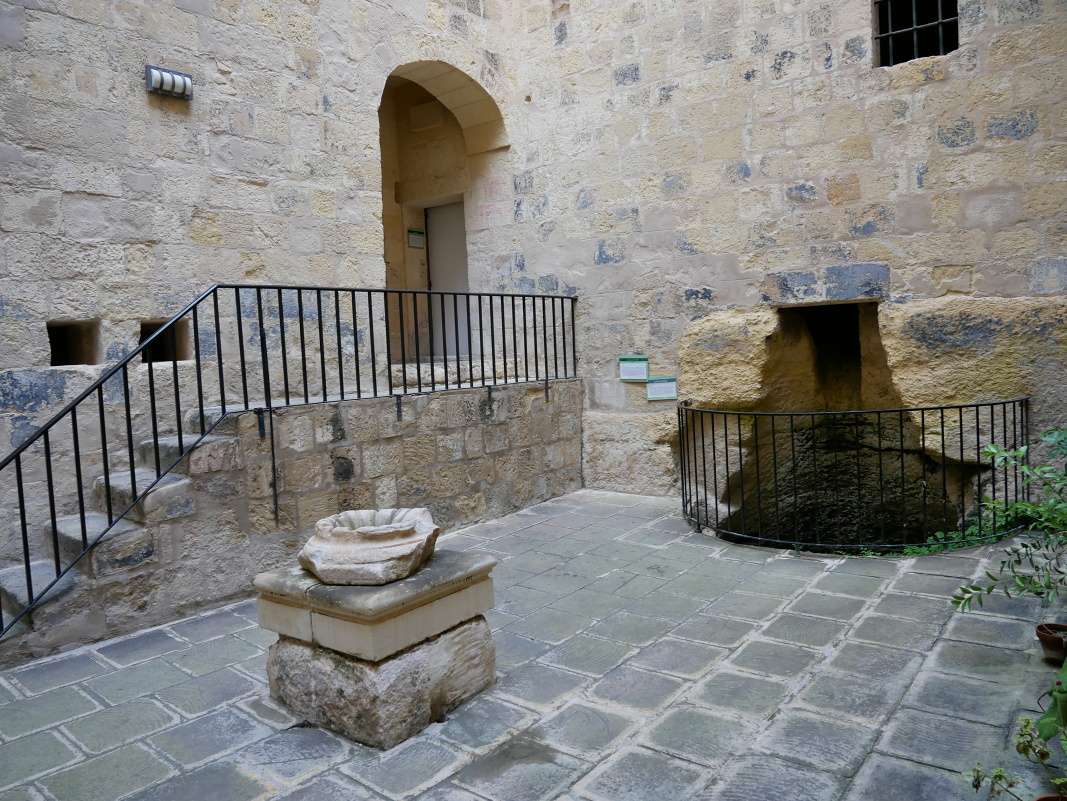 Inkvizítorský palác - väzenské nádvorie, tu boli wc pre väzňov