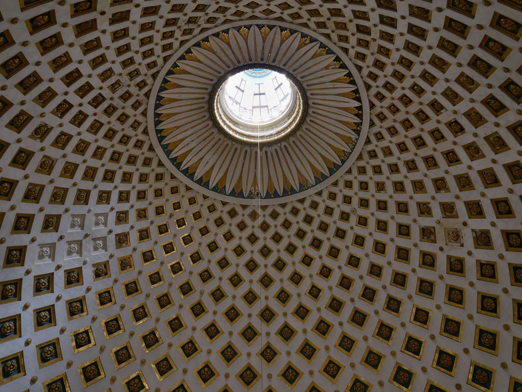 Rotunda v Moste - kupola - tie nevyfarbené fragmenty sú tam, kde strechou preletela bomba