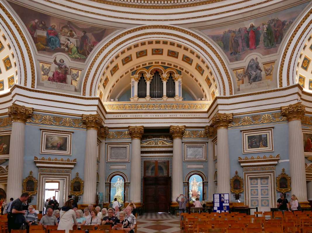 Rotunda v Moste - zadná strana, vstup