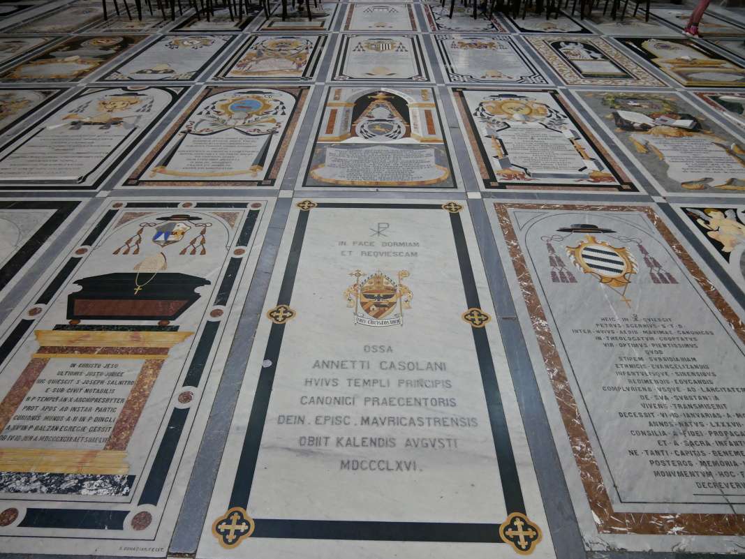 Mdina - Katedrála sv. Pavla - náhrobné kamene v podlahe