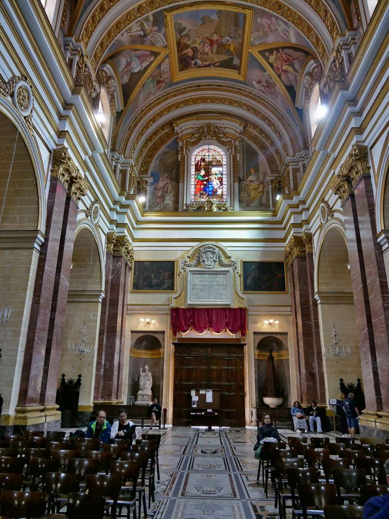 Mdina - Katedrála sv. Pavla - pohľad ol oltára k hl. vstupu
