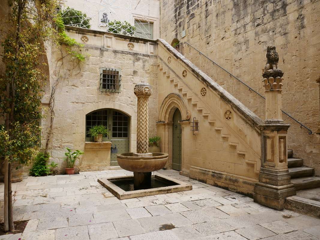 Palác Falson - nádvorie