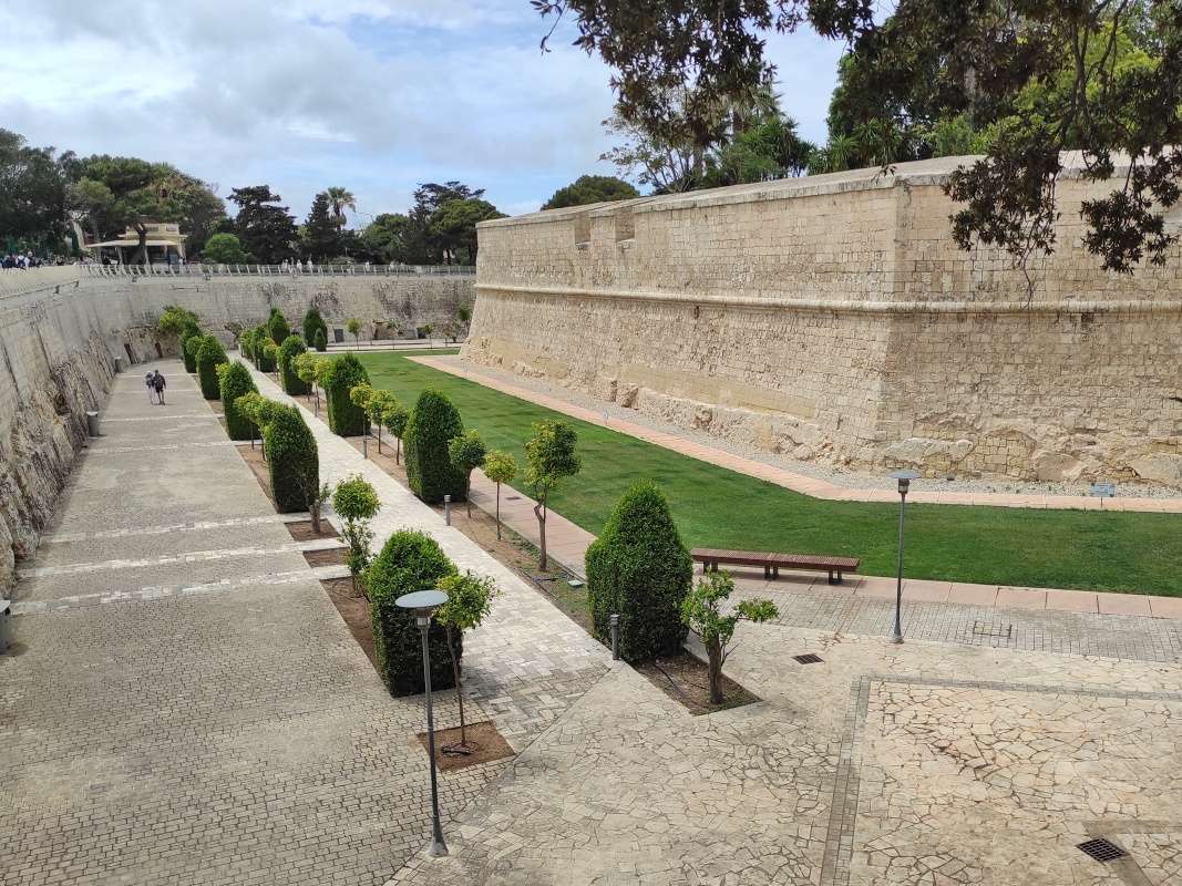 Mdina - obranná priekopa Mdiny