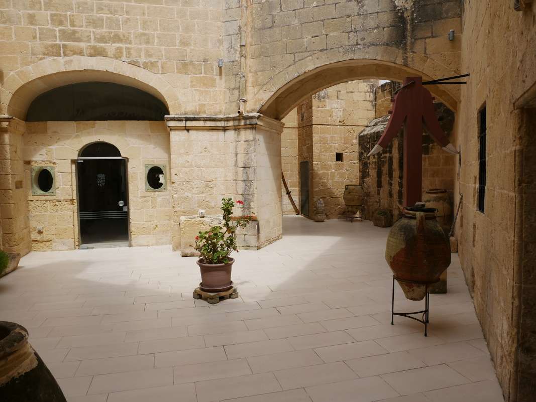 Rabat - Wignacourt Museum, Idem do katakomb