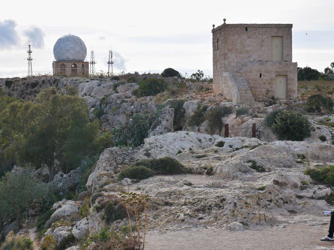 Rabat - Dingli Cliffs, ďalšia kaplnka a letecký radar