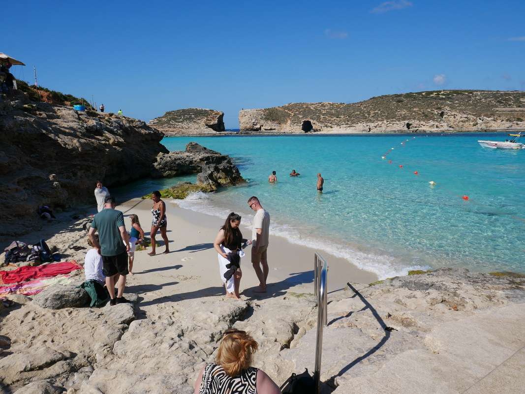 Comino - prístav a mini pláž v prístave