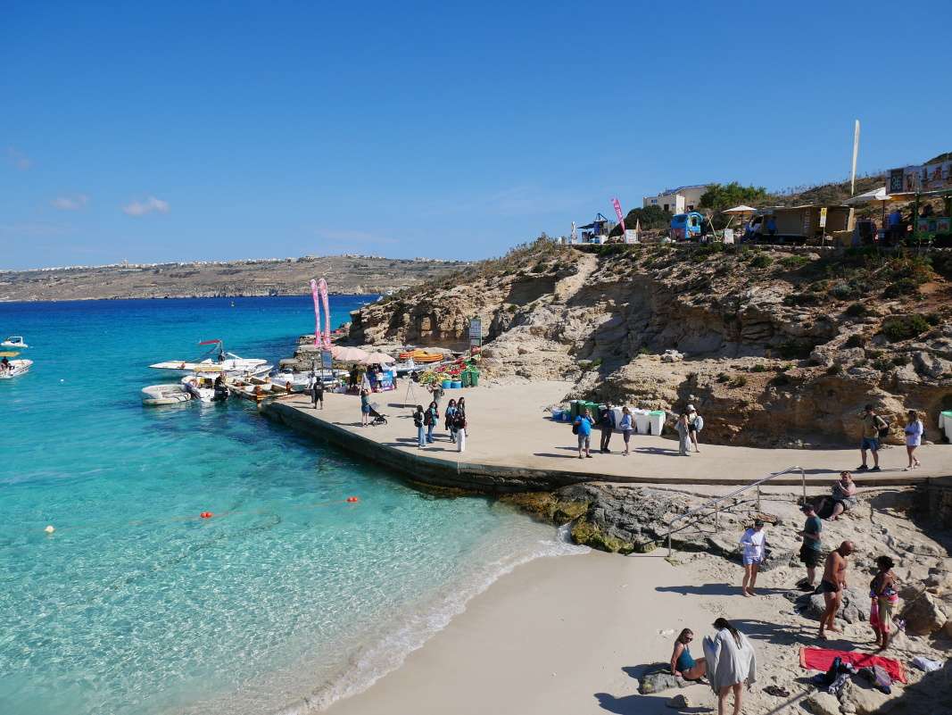 Comino - prístav a mini pláž v prístave