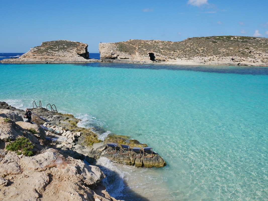 Comino - prístav a mini pláž v prístave