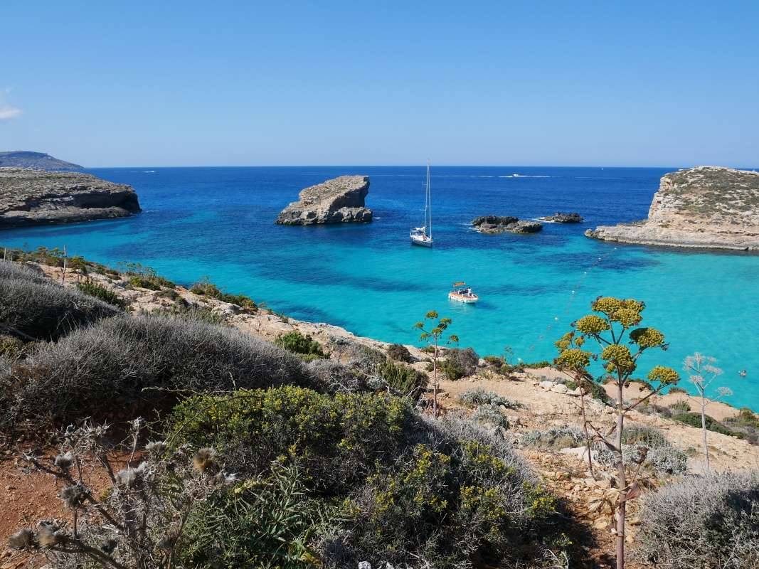 Comino - po pobreži k veži Santa Marija