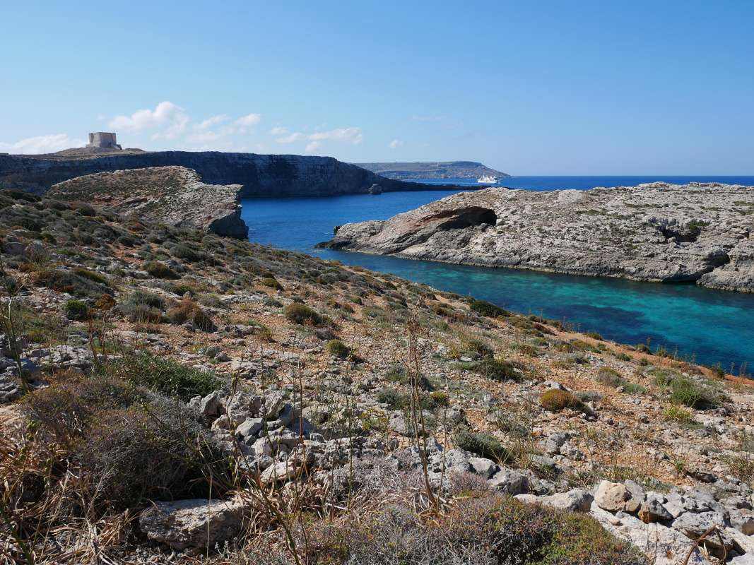 Comino - po pobreži k veži Santa Marija