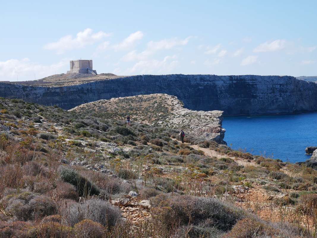 Comino - po pobreži k veži Santa Marija