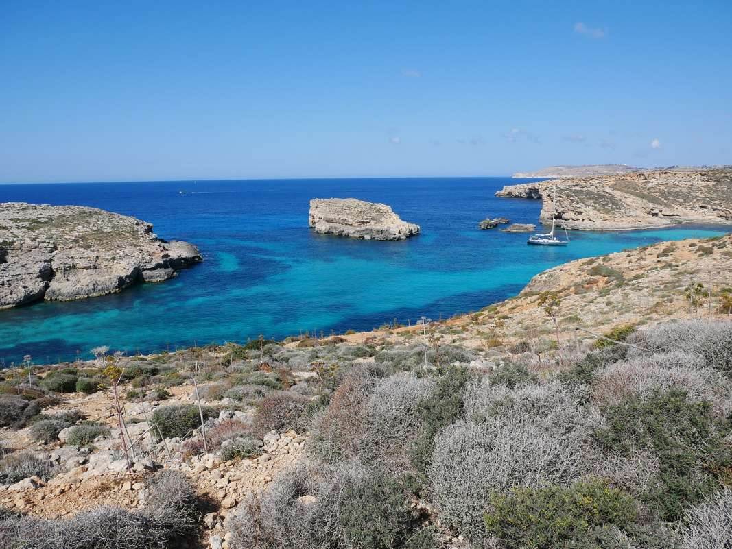 Comino - po pobreži k veži Santa Marija