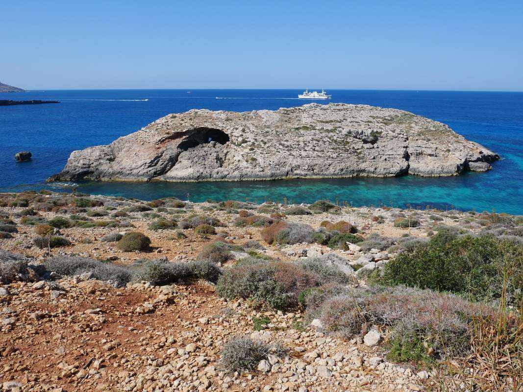 Comino - po pobreži k veži Santa Marija