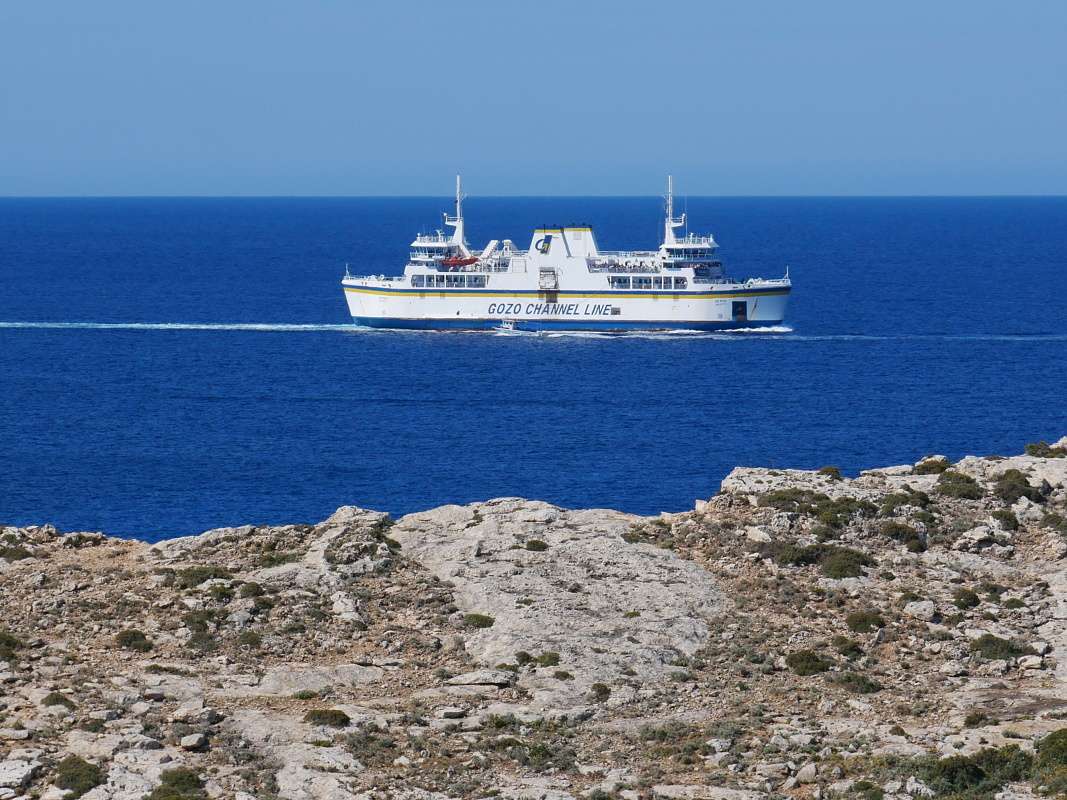 Comino - po pobreži k veži Santa Marija