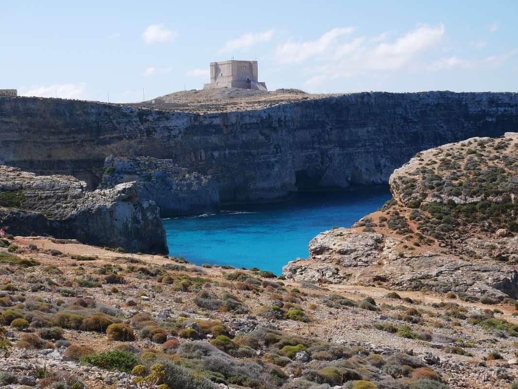Comino - po pobreži k veži Santa Marija