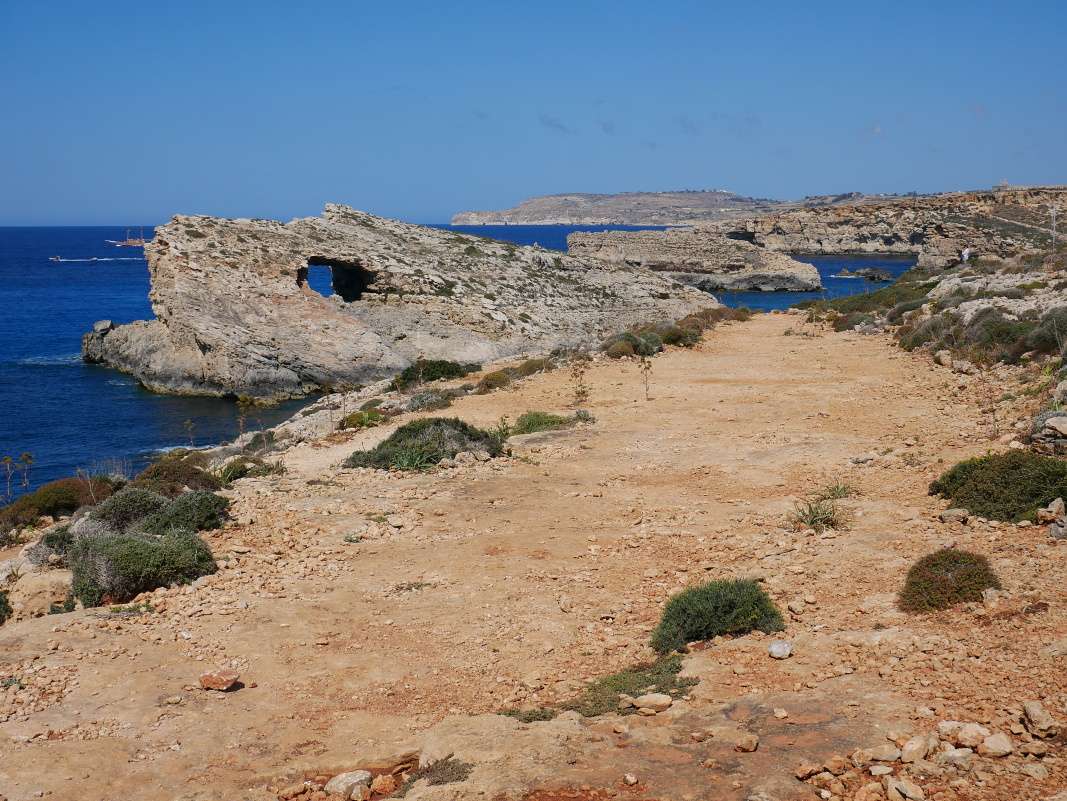 Comino - po pobreži k veži Santa Marija