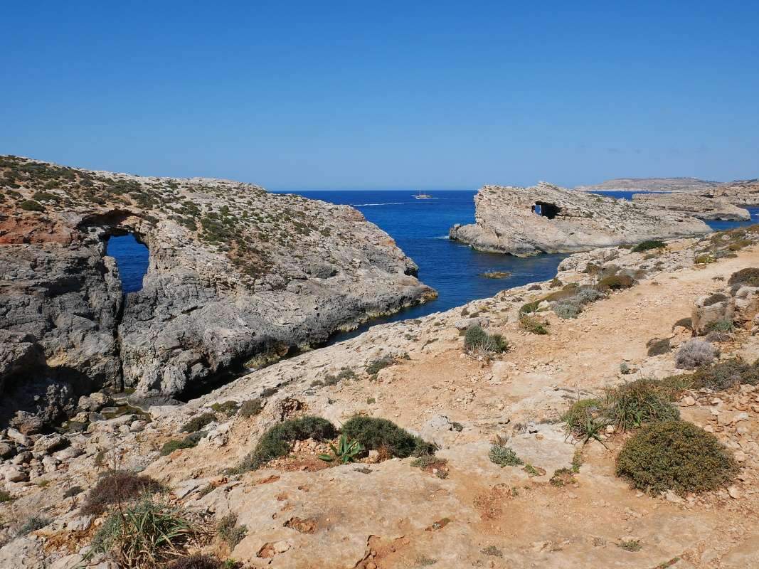 Comino - po pobreži k veži Santa Marija