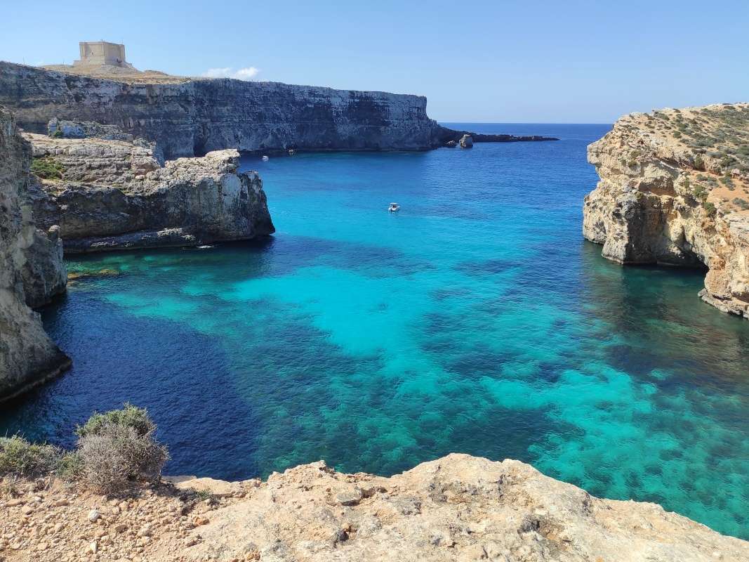Comino - po pobreži k veži Santa Marija