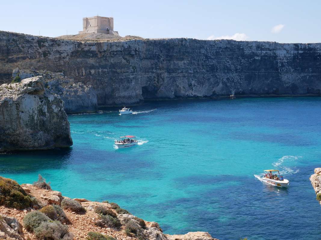 Comino - po pobreži k veži Santa Marija