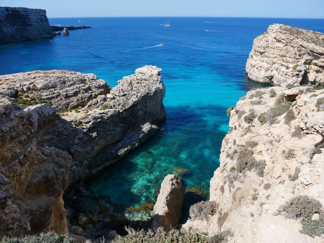 Comino - po pobreži k veži Santa Marija