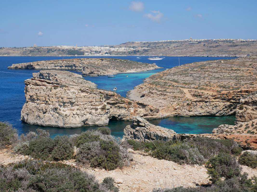 Comino - po pobreži k veži Santa Marija