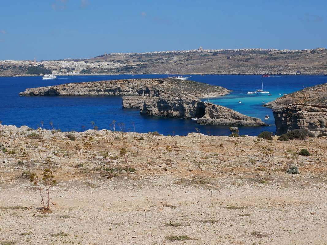 Comino - výhľad na Modrú lagúnu od veže Santa Marija