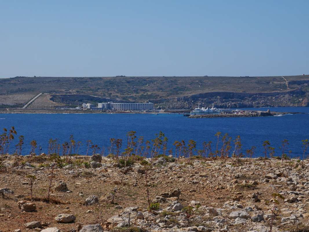 Comino - výhľad na Maltu od veže Santa Marija - prístav Cirkewwa