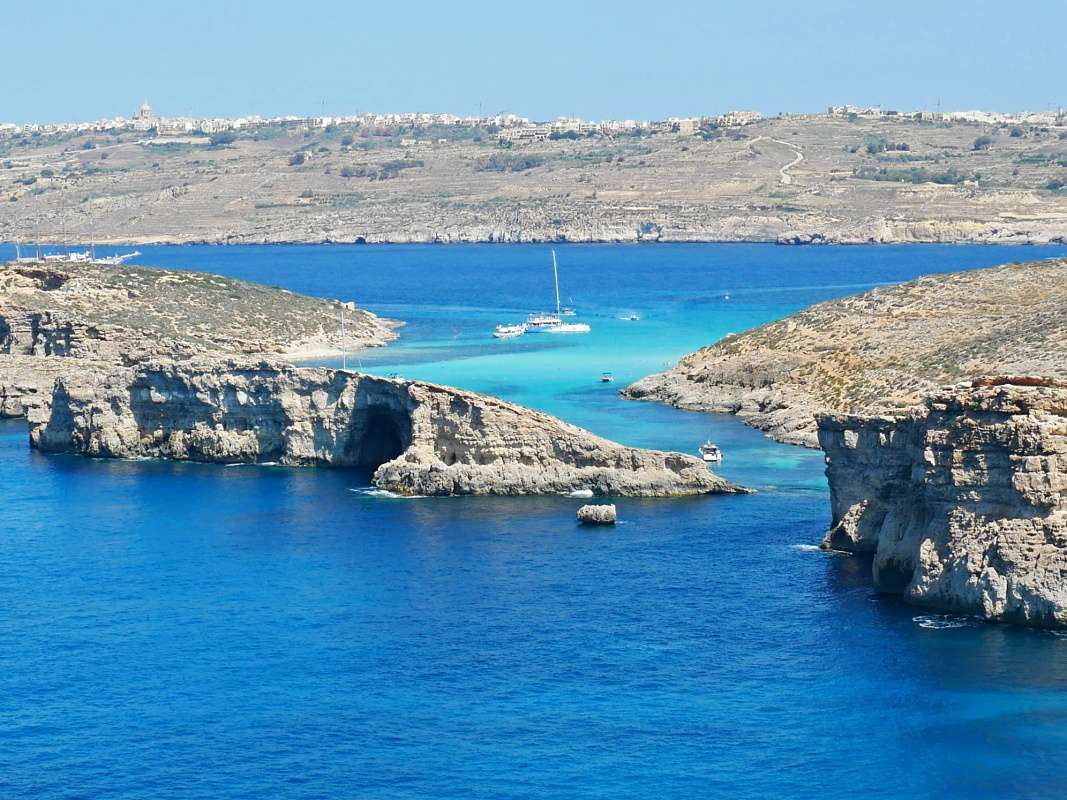 Comino - výhľad na útesy od veže Santa Marija