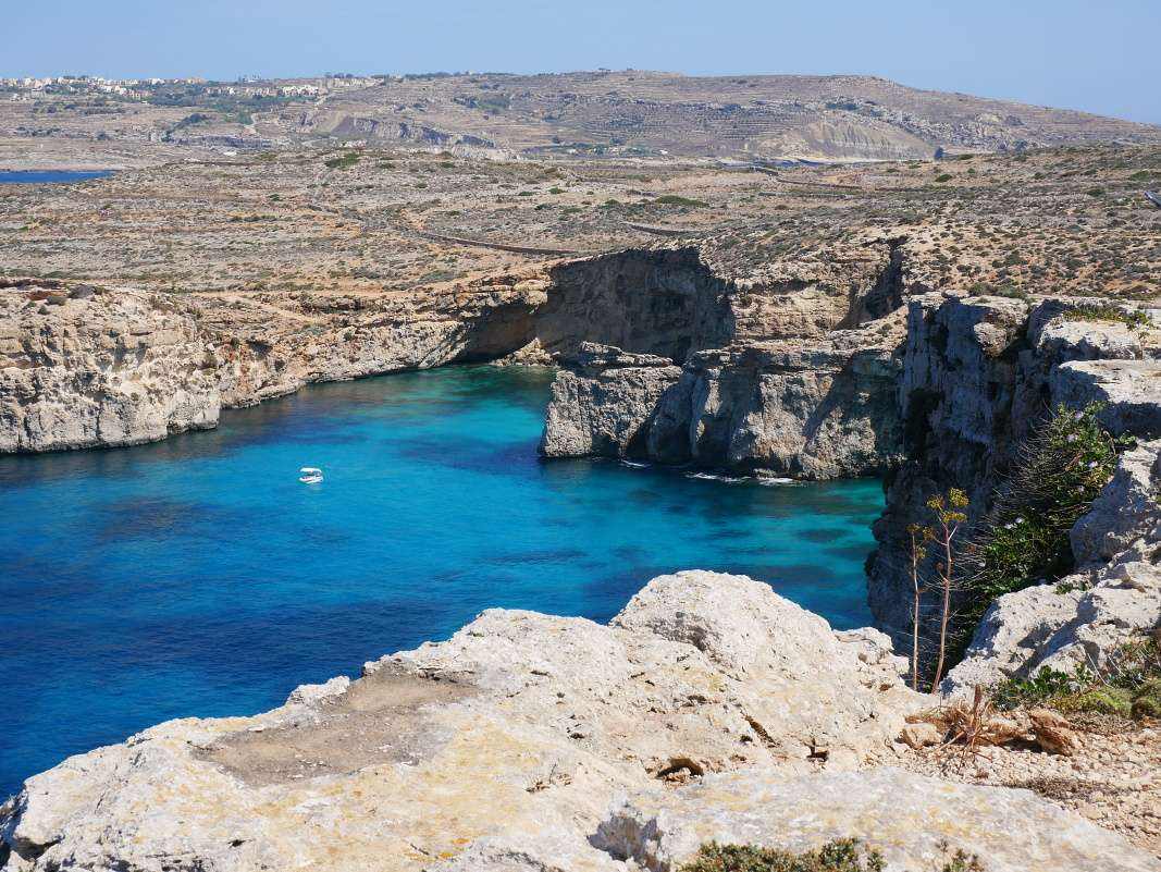 Comino - výhľad na Modrú lagúnu od veže Santa Marija