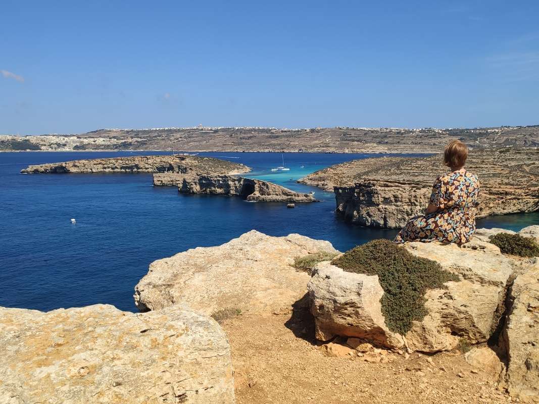 Comino - výhľad na Modrú lagúnu od veže Santa Marija