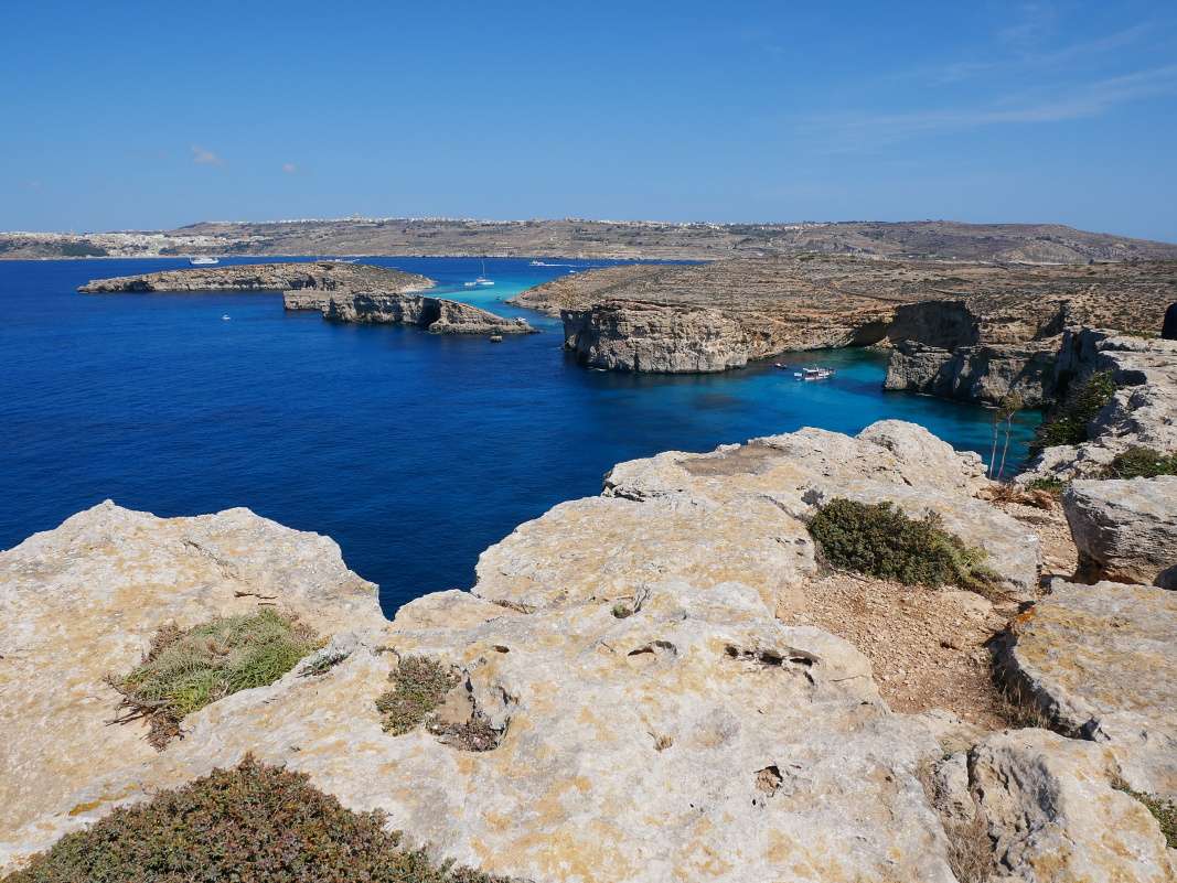 Comino - výhľad na Modrú lagúnu od veže Santa Marija