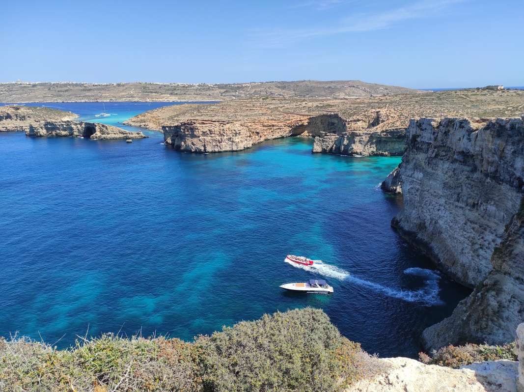 Comino - výhľad na Modrú lagúnu od veže Santa Marija