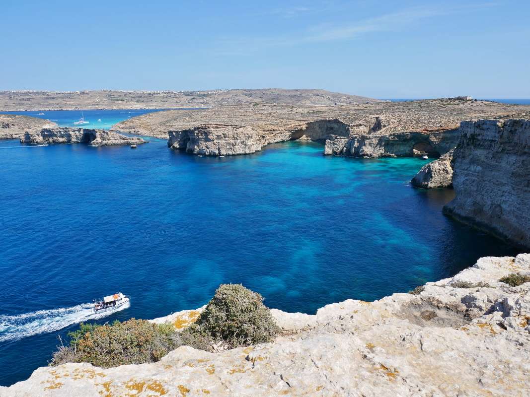 Comino - výhľad na Modrú lagúnu od veže Santa Marija