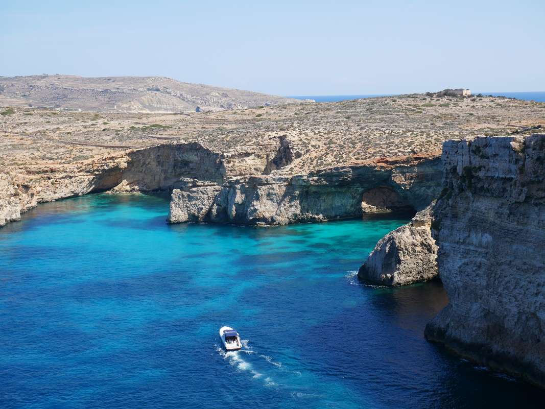 Comino - výhľad na útesy od veže Santa Marija