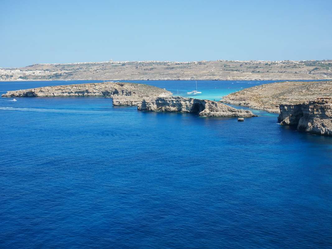 Comino - výhľad na Modrú lagúnu od veže Santa Marija