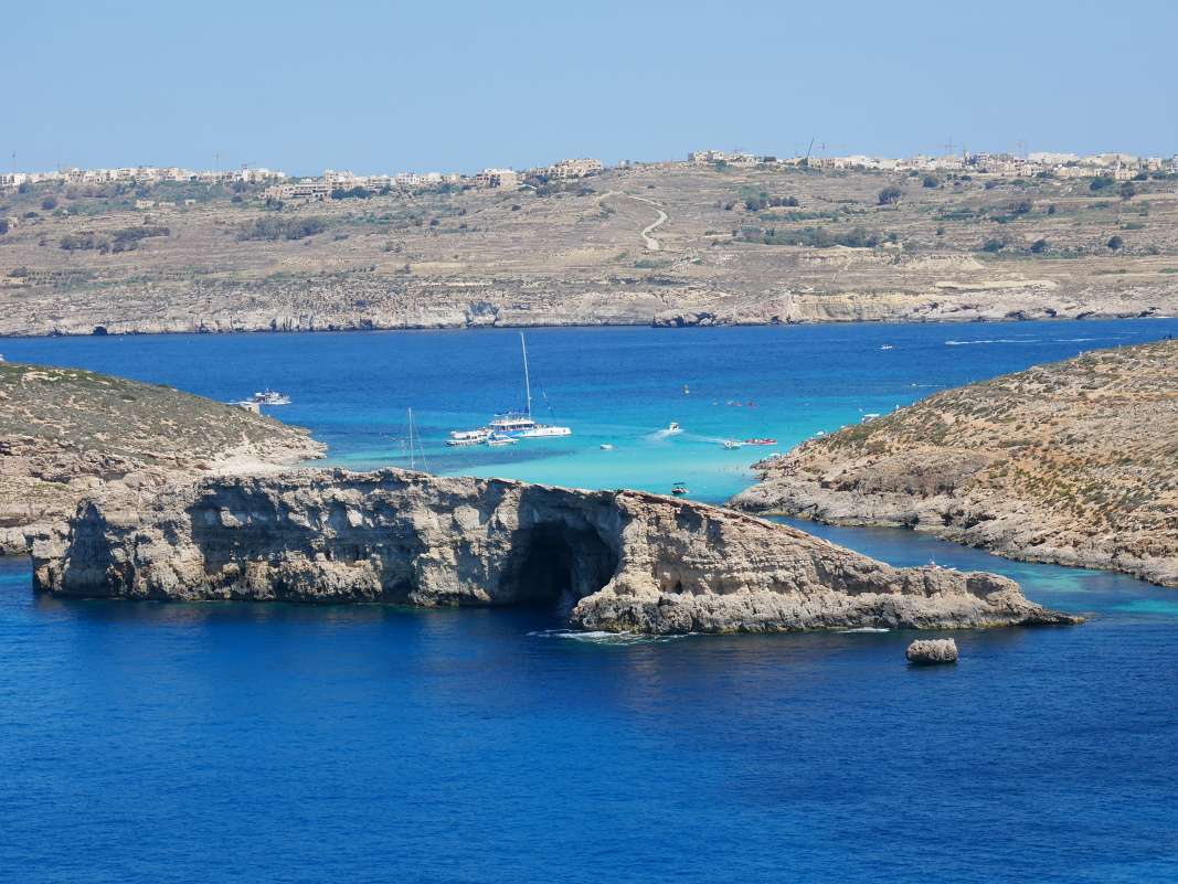 Comino - výhľad na Modrú lagúnu od veže Santa Marija