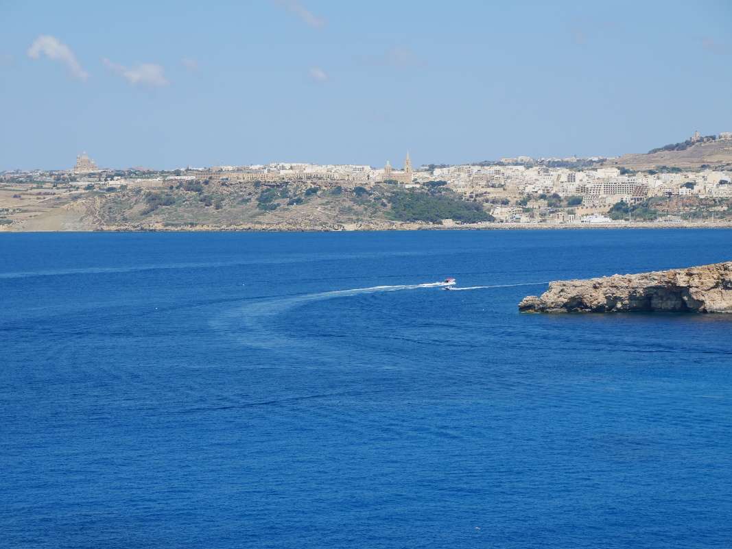 Comino - výhľad na Gozo a prístav Mgarr