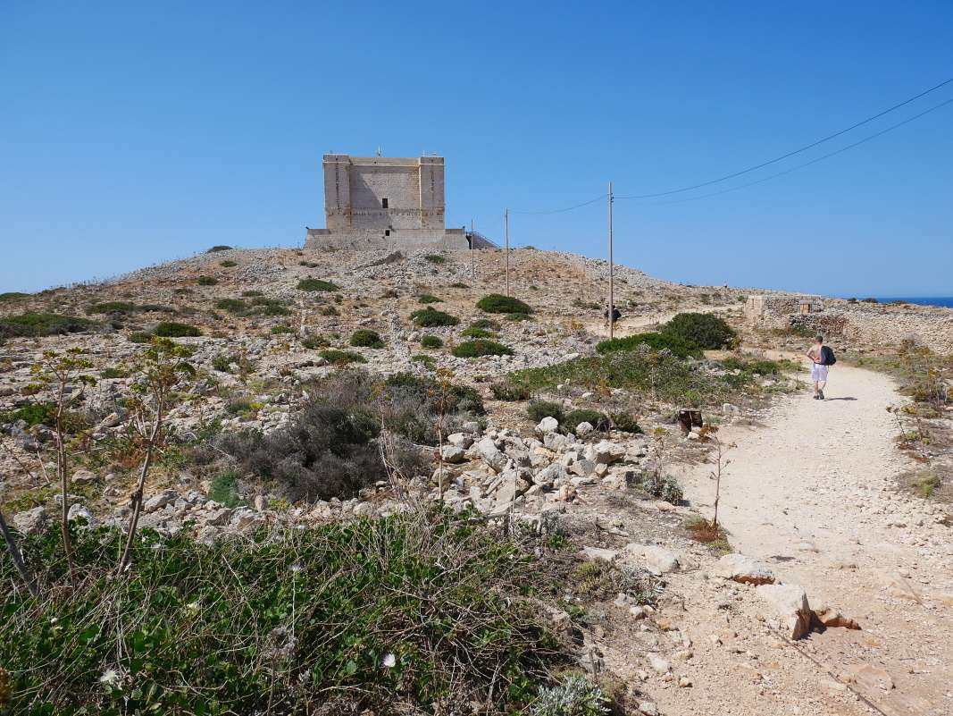 Comino - odchádzame od veže Santa Marija