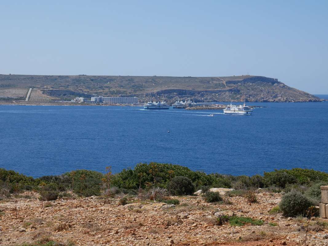 Comino - výhľad na Maltu - prístav Cirkewwa