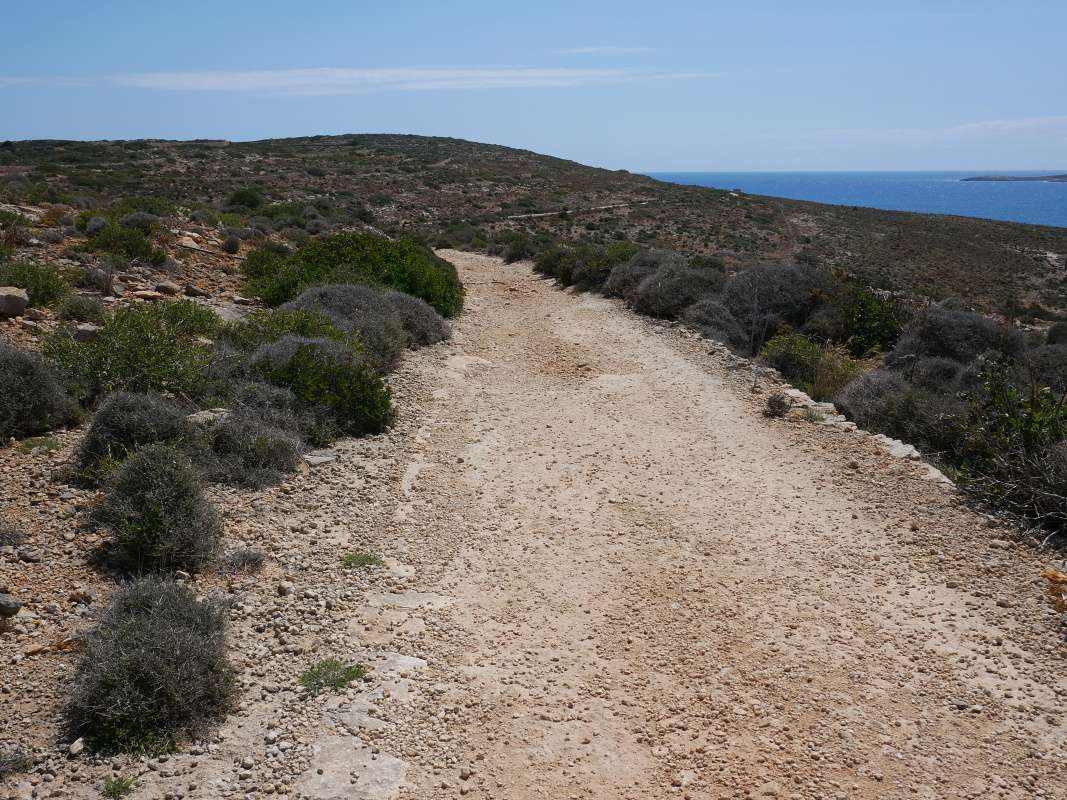 Comino - po podreží k Batérii Santa Marija