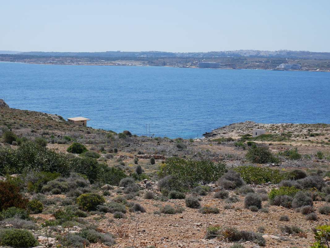 Comino - po podreží k Batérii Santa Marija